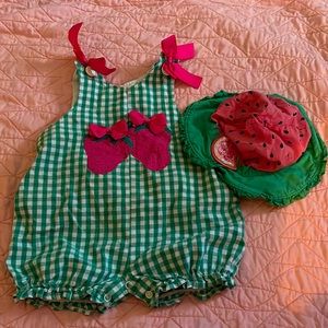 Cute strawberry romper included with a cute watermelon bucket hat! Size : 24M !!